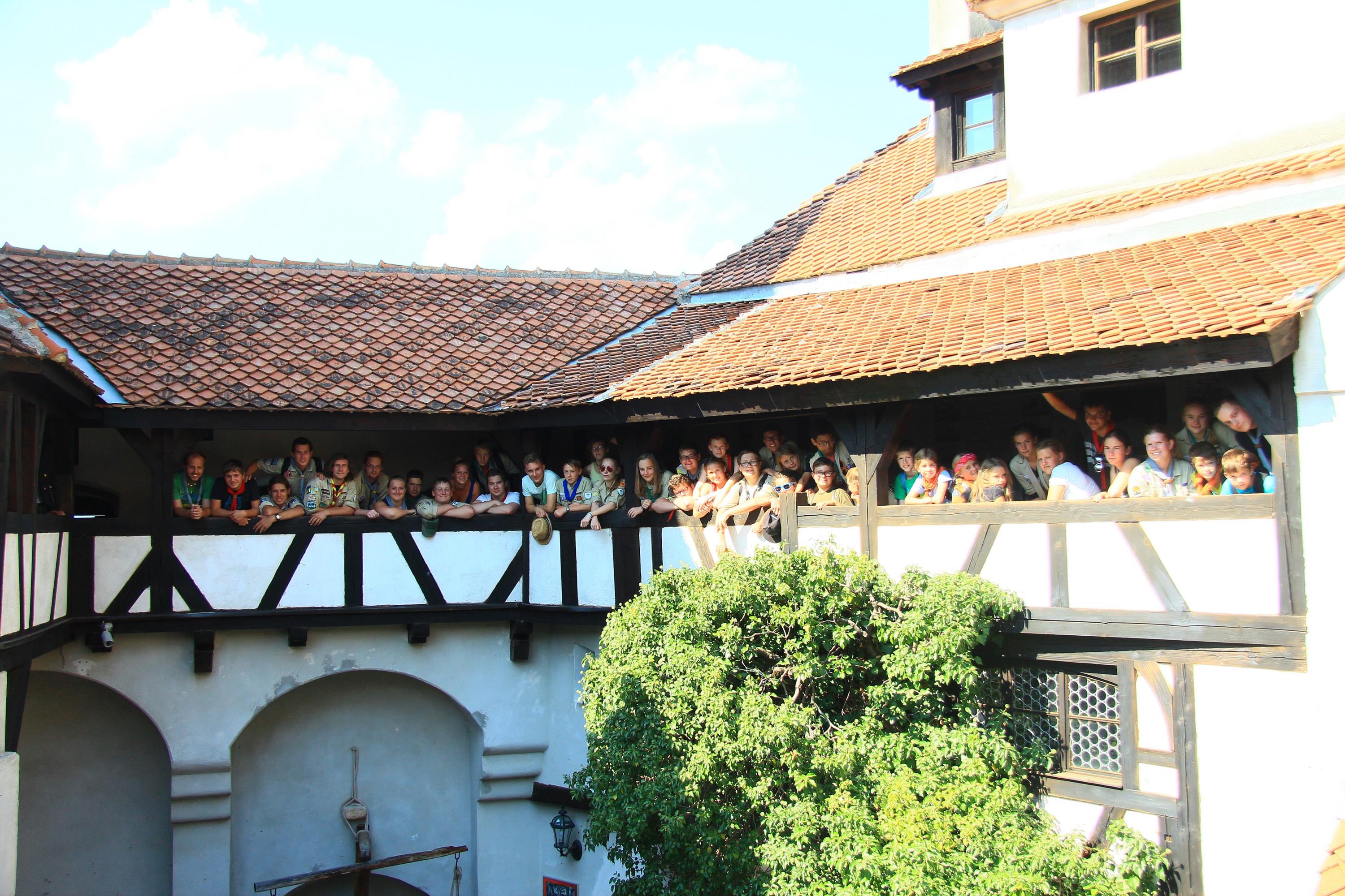 2015_Sommerlager_Rumänien_Gruppenfoto_Kronstadt_Dracula-Burg.jpg (1) Leider haben wir keinen Alternativtext zu diesem Bild, aber wir arbeiten daran.